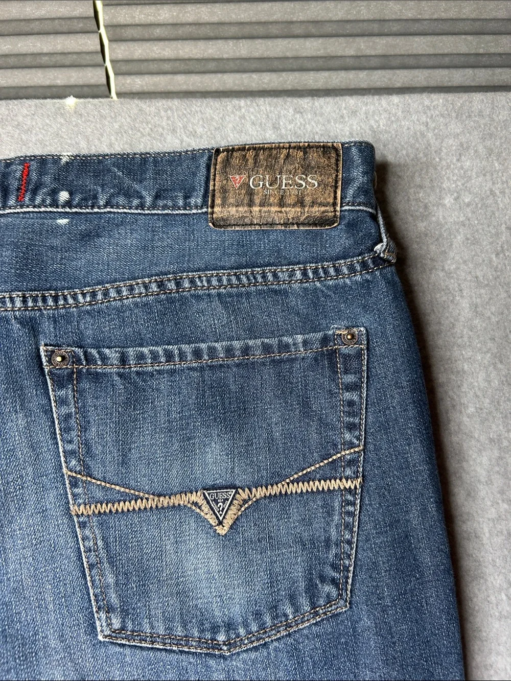 GUESS Straight-Leg Mid Blue Denim Jeans‎
